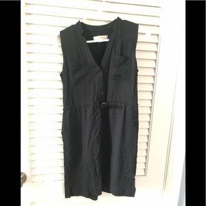 Sleeveless black dress with pockets
